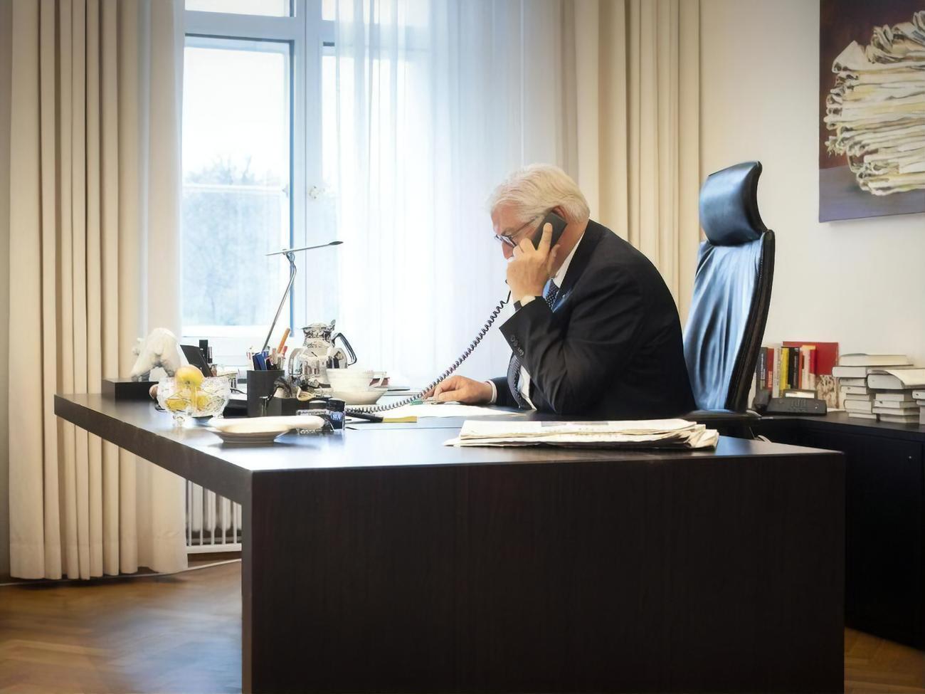 Штайнмайєр провів розмову із Сі Цзіньпіном із нагоди 50-ї річниці двосторонніх відносин ФРН і КНР