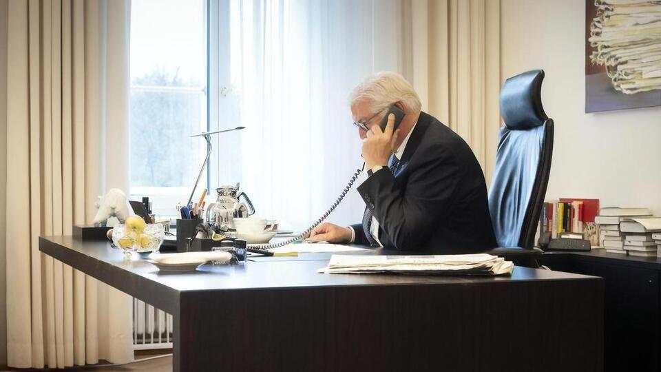 Штайнмайєр провів розмову із Сі Цзіньпіном із нагоди 50-ї річниці двосторонніх відносин ФРН і КНР