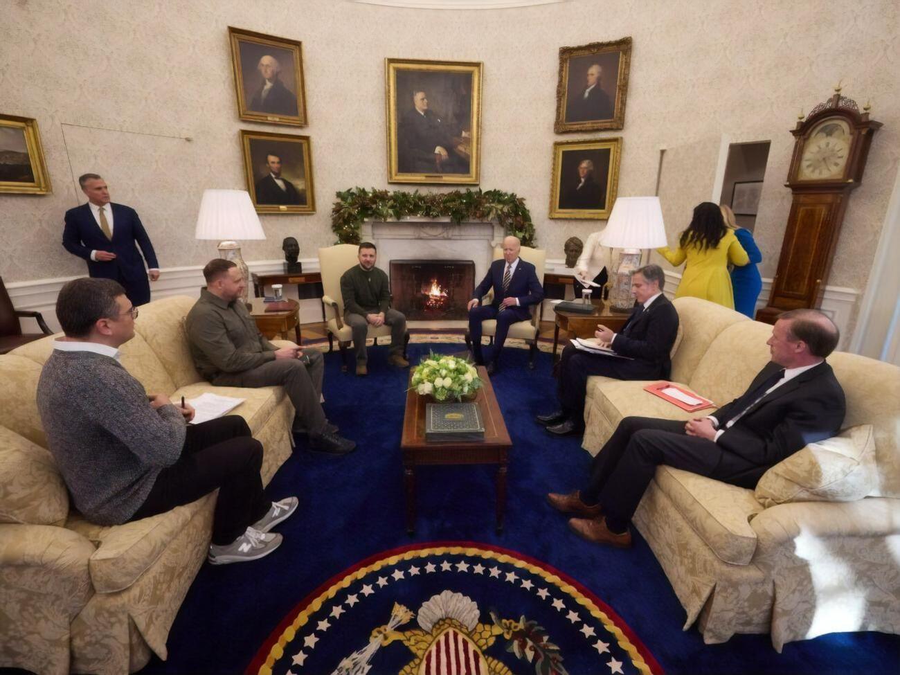 Кулеба (внизу слева) выбрал для официального визита темные брюки, светлую рубашку, кардиган и кроссовки