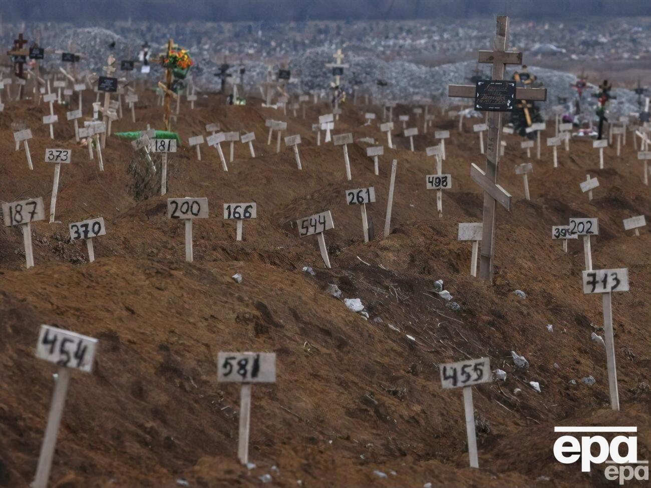 Журналисты проанализировали, сколько новых могил появляется на кладбище в Мариуполе