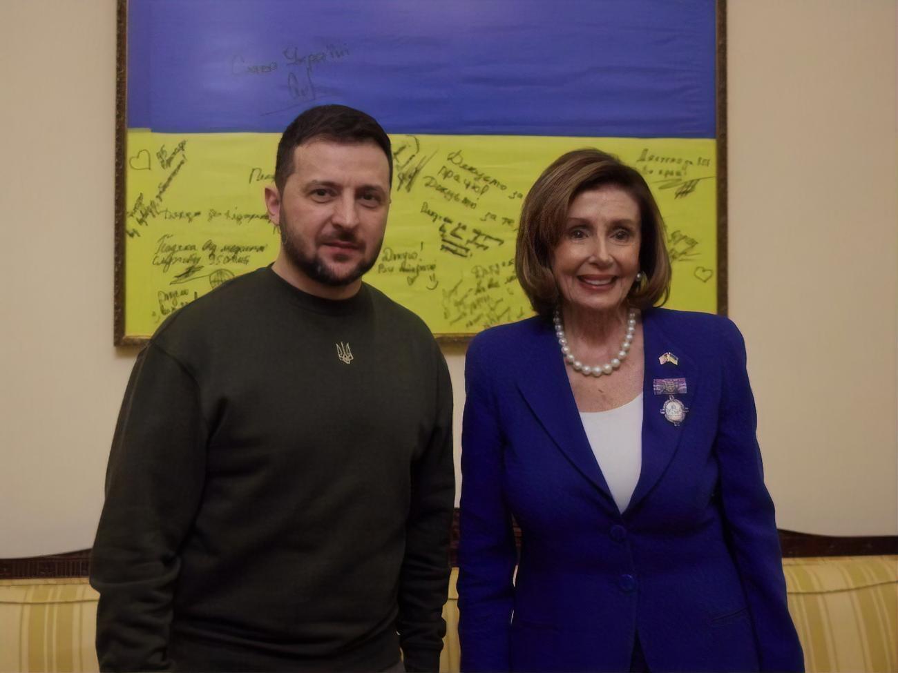 Пелоси вручила Зеленскому флаг США, который был над зданием Капитолия в честь его визита в Вашингтон