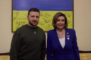 Пелоси вручила Зеленскому флаг США, который был над зданием Капитолия в честь его визита в Вашингтон