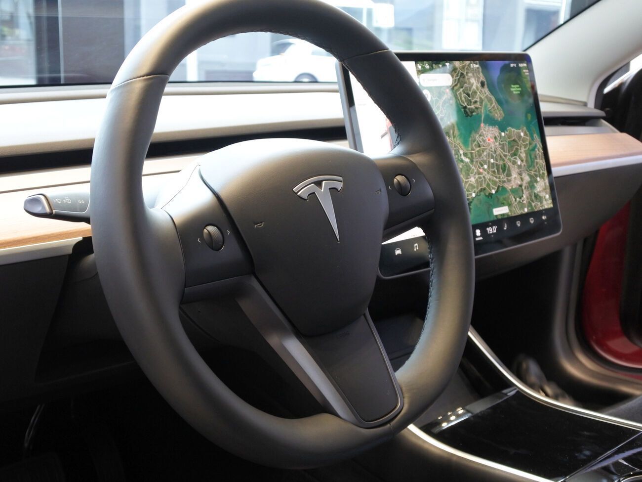 Акції Tesla падають через зайнятість Маска соцмережею Twitter