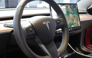 Акції Tesla падають через зайнятість Маска соцмережею Twitter