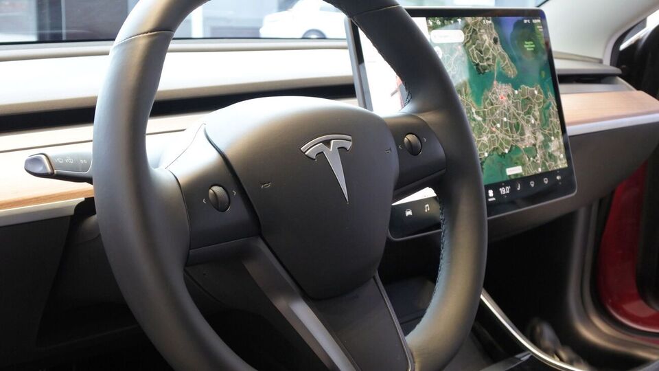 Акции Tesla падают из-за занятости Маска соцсетью Twitter