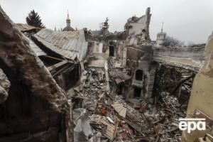У березні після бомбардування окупантами зруйнувалася центральна частина театру, а уламками завалило вхід у бомбосховище, у якому ховалися від обстрілів жителі Маріуполя