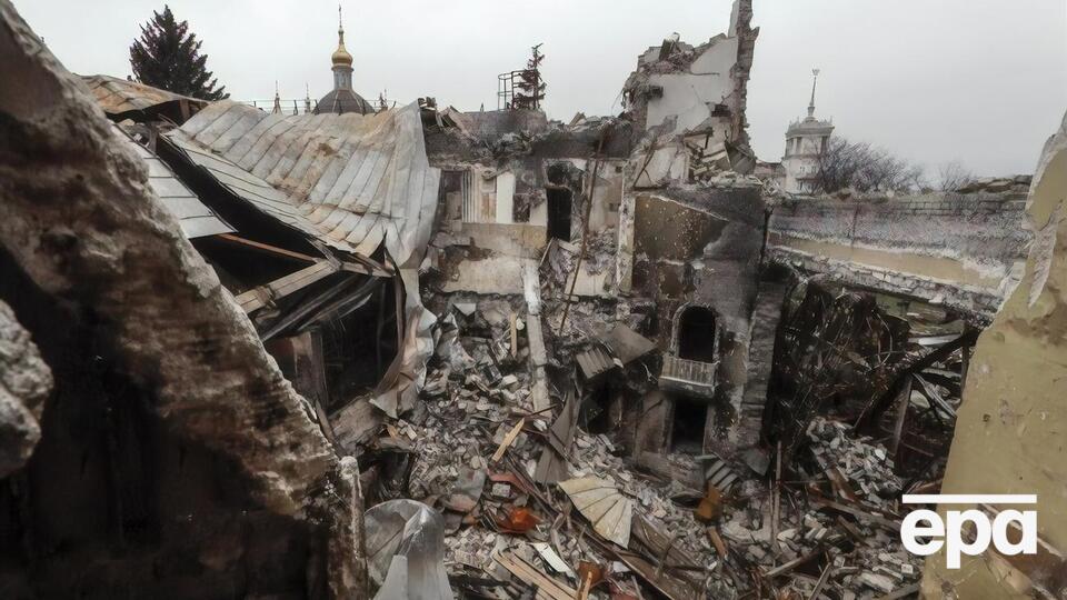 У березні після бомбардування окупантами зруйнувалася центральна частина театру, а уламками завалило вхід у бомбосховище, у якому ховалися від обстрілів жителі Маріуполя