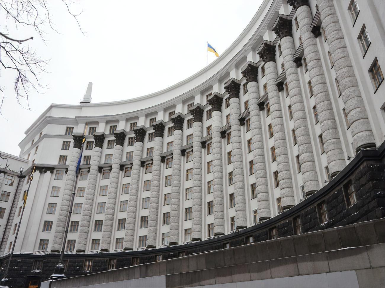 Если создать единый центр, который будет предоставлять ряд услуг всем министерствам, то в самих ведомствах можно значительно сократить расходы, считают в Кабмине