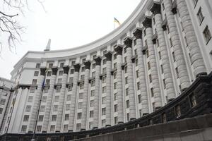 Если создать единый центр, который будет предоставлять ряд услуг всем министерствам, то в самих ведомствах можно значительно сократить расходы, считают в Кабмине