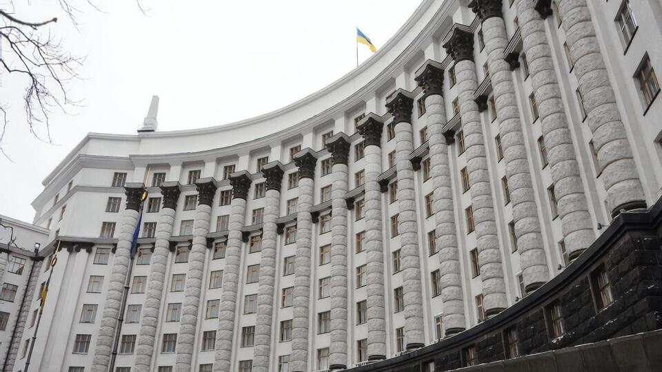 Если создать единый центр, который будет предоставлять ряд услуг всем министерствам, то в самих ведомствах можно значительно сократить расходы, считают в Кабмине