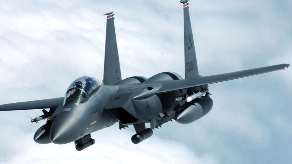 Американський винищувач F-15, який вилетів з бази у Великобританії, супроводжував літак із Зеленським частину його шляху до Вашингтона, зазначили ЗМІ