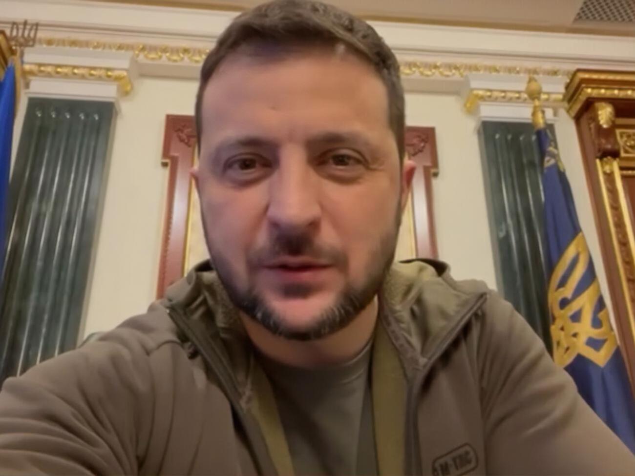 Зеленский опубликовал видео из рабочего кабинета