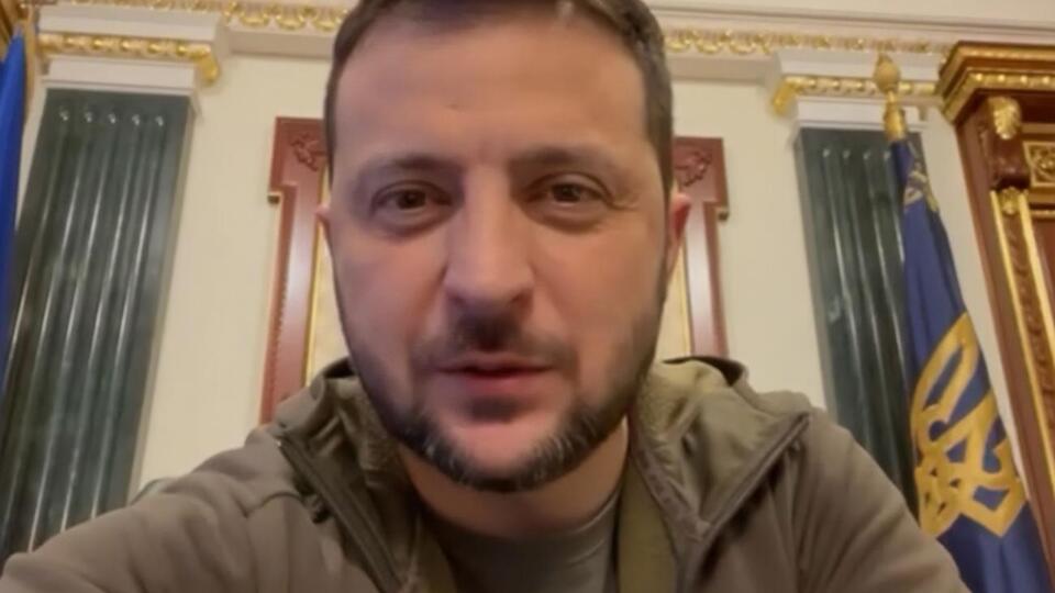 Зеленский опубликовал видео из рабочего кабинета
