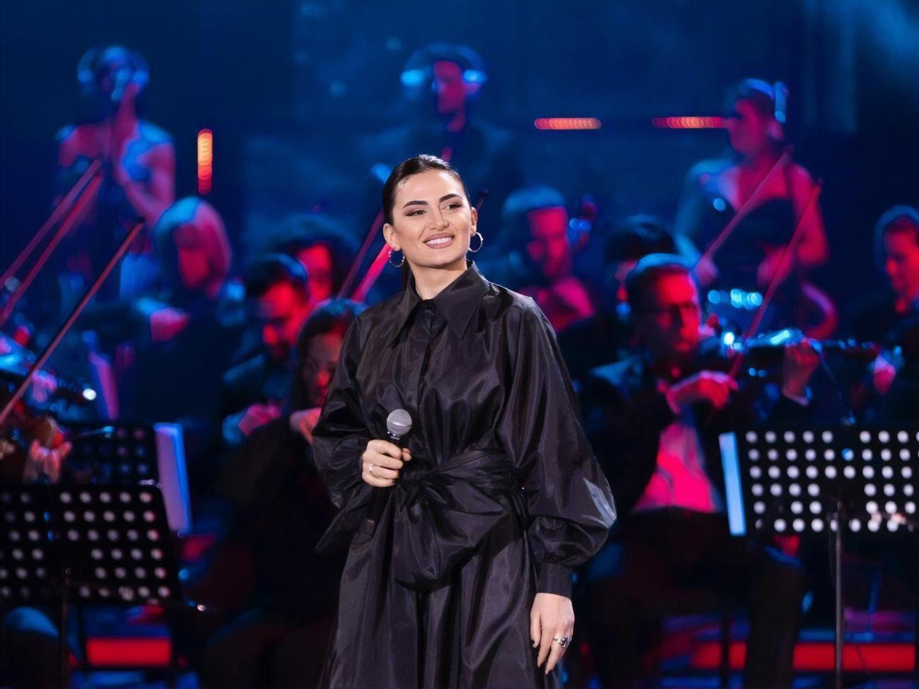 Кельменди является популярной албанской певицей