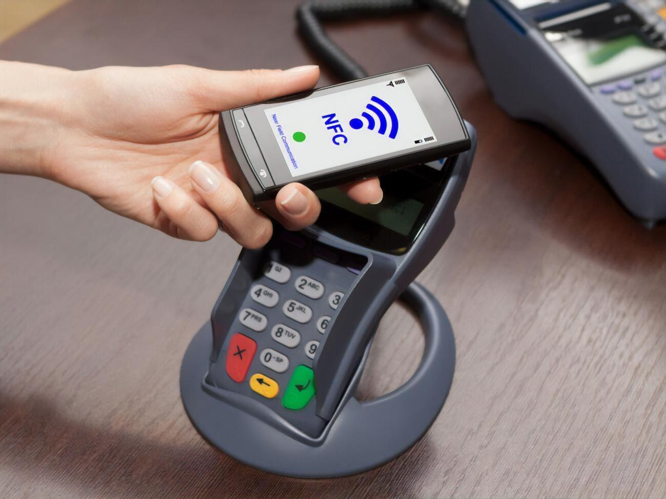 В Apple Wallet, як і в Google Pay, можна додавати кілька карток і користуватися будь-якою на вибір