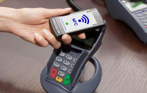 В Apple Wallet, як і в Google Pay, можна додавати кілька карток і користуватися будь-якою на вибір