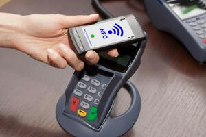 В Apple Wallet, як і в Google Pay, можна додавати кілька карток і користуватися будь-якою на вибір