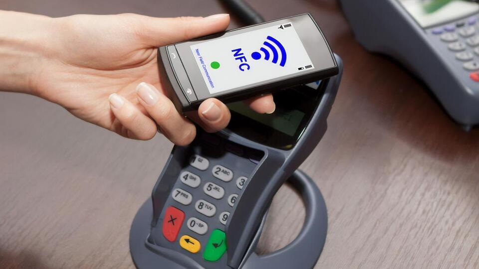 В Apple Wallet, как и в Google Pay, можно добавлять несколько карточек и пользоваться любой на выбор