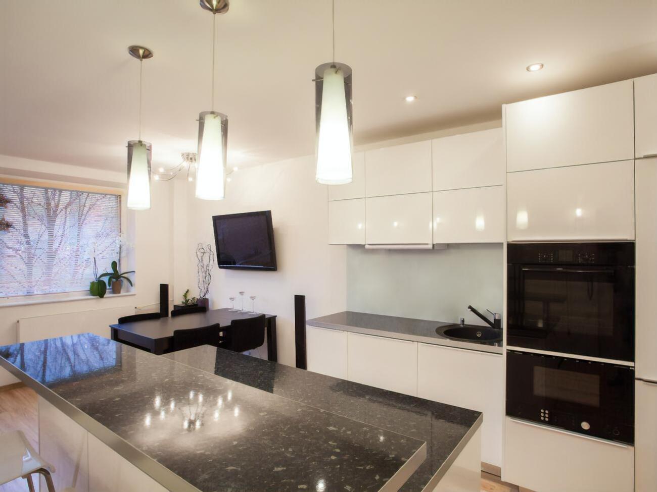 На кухні краще не ставити телевізор на стіл чи стільницю