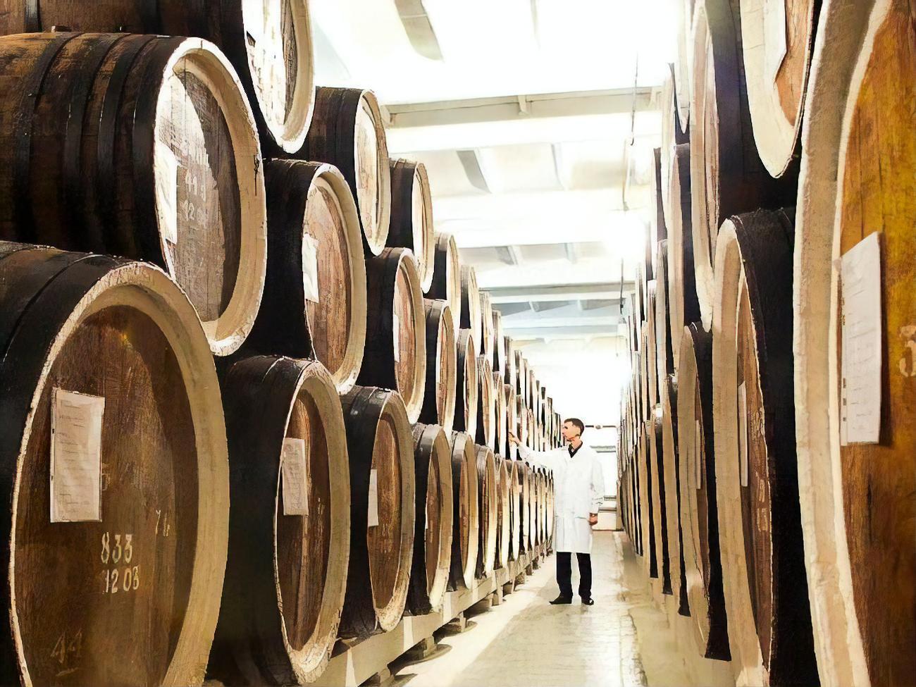 Сырье для производства коллекционных коньяков и готовую продукцию оккупанты незаконно вывезли из Новой Каховки в Крым и Краснодарский край