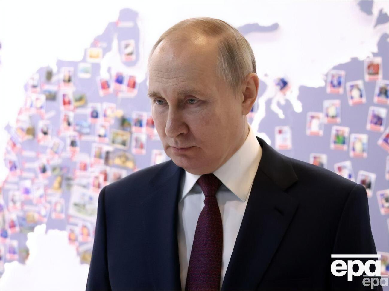 По данным Соловья, сейчас Путин раздосадован и зол и не хочет ассоциироваться с провалами армии РФ