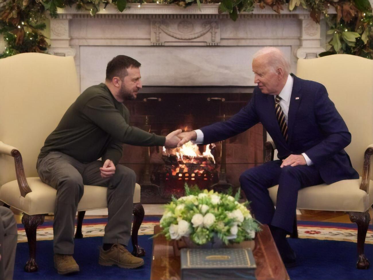 Зеленский на встречу с Байденом надел милитари-брюки и свитер с трезубцем