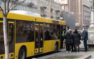 Замість трамваїв і тролейбусів на маршрути у Києві випустили додаткові автобуси