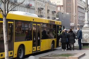 Замість трамваїв і тролейбусів на маршрути у Києві випустили додаткові автобуси