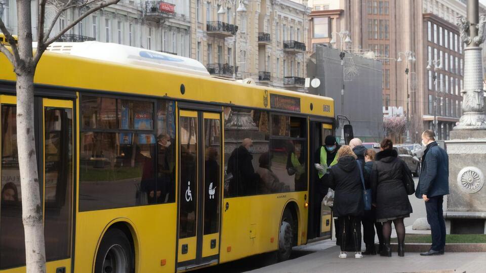 Вместо трамваев и троллейбусов на маршруты в Киеве выпустили дополнительные автобусы