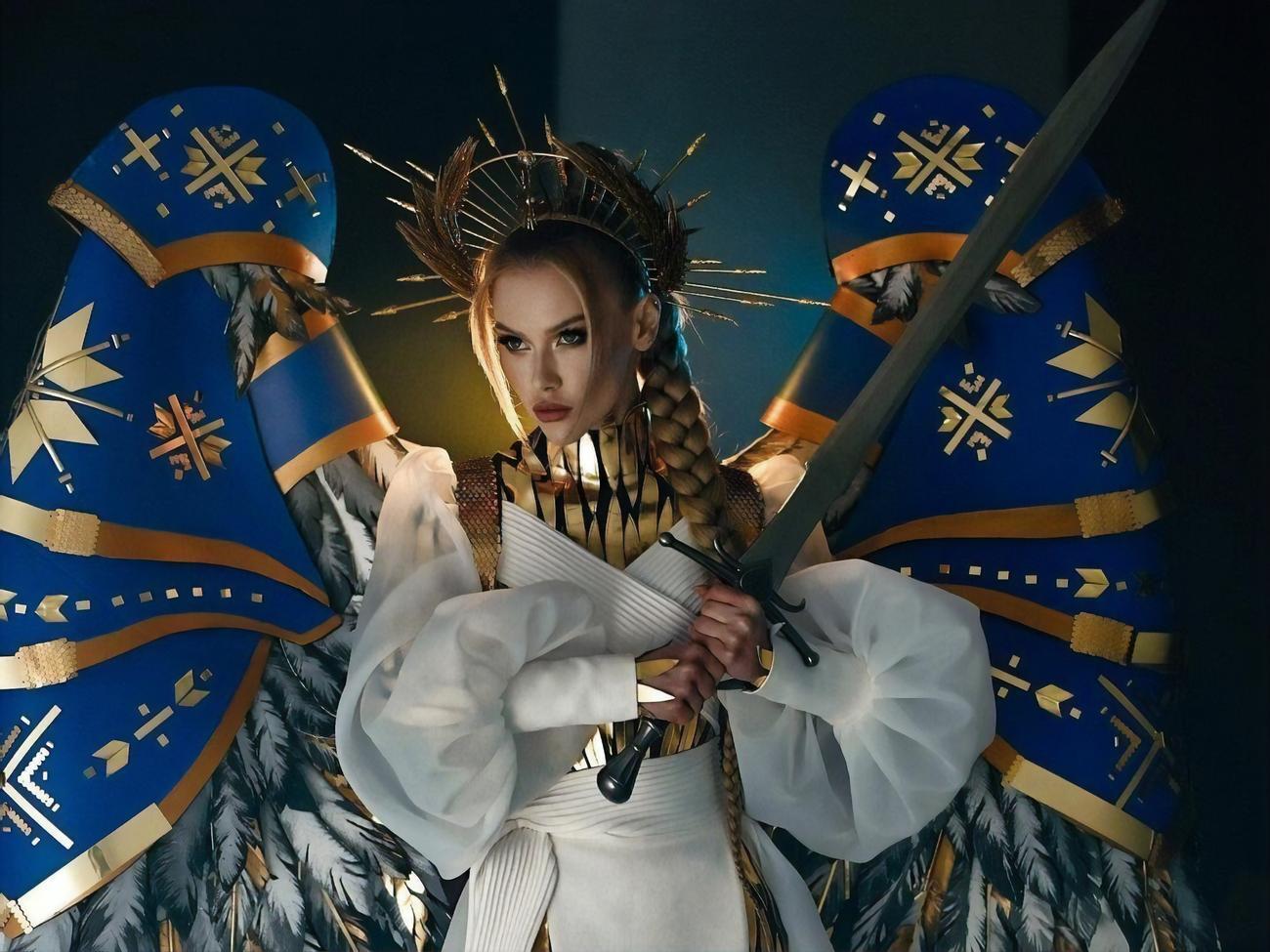 По словам Апанасенко, костюм символизирует борьбу украинцев с тьмой и при этом "несет свет"