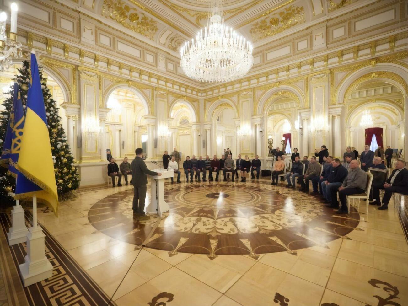 Зеленський наголосив, що всі енергетики &ndash; захисники України, оскільки відновлюють постачання енергії після російських ракетних атак