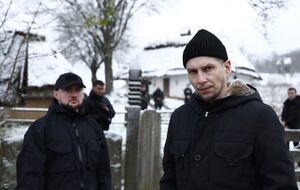 Tony Tonite (справа) признался, что писал песню, которую исполнил вместе с Yarmak (слева), вдохновившись словами Дудаева