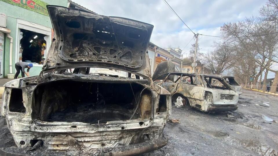 Оккупанты обстреляли Херсон из РСЗО, сгорело шесть автомобилей