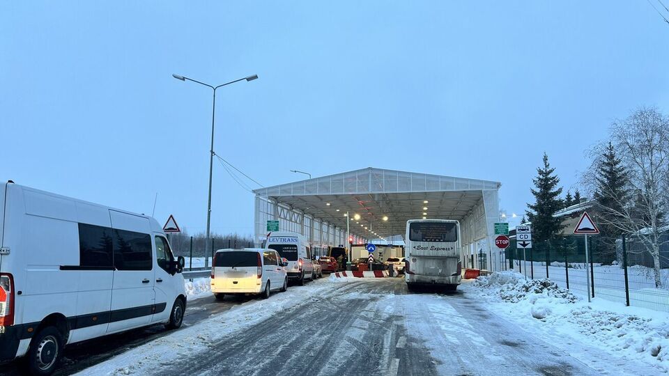 B направлении выезда в Польшу наблюдаются очереди от 100 до 200 легковых автомобилей