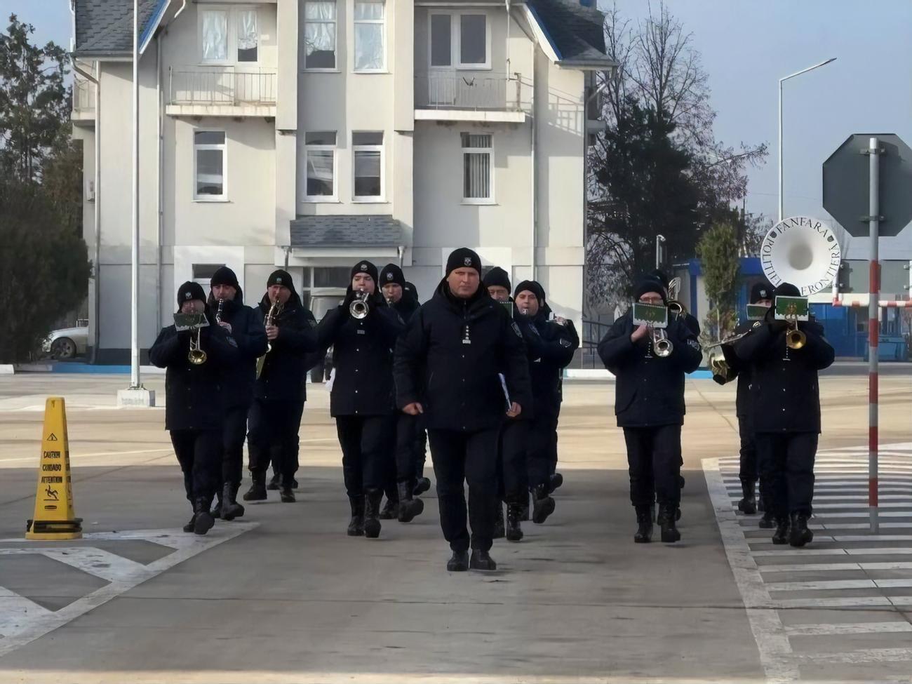 Молдавские пограничники исполнили&nbsp;песни&nbsp;Jingle Bells и "Ой, у лузі червона калина"