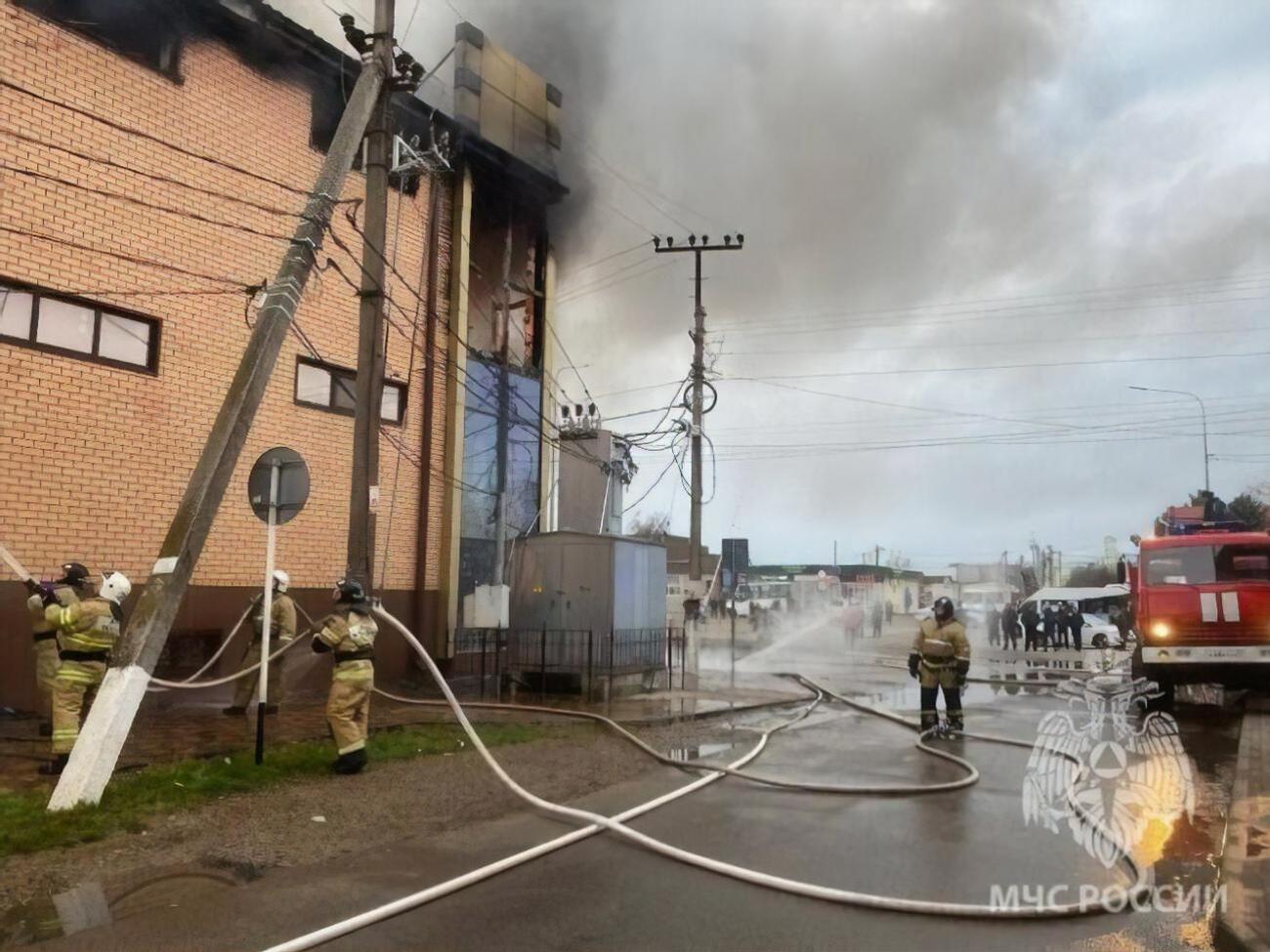 На российской Кубани загорелся ТЦ