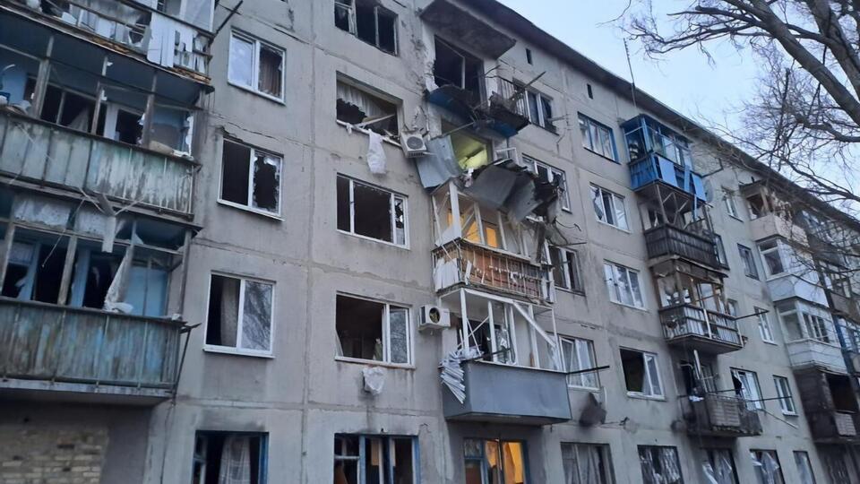 Чергові обстріли пошкодили міськраду, лікарню, житлові будинки
