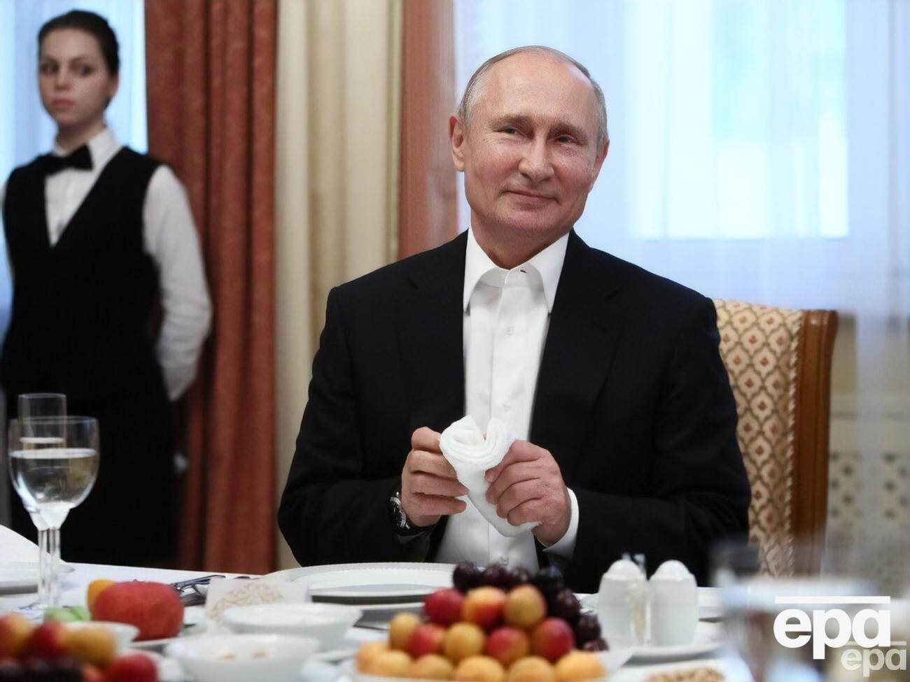 Путин занимает должность президента России с 2000 года с перерывом