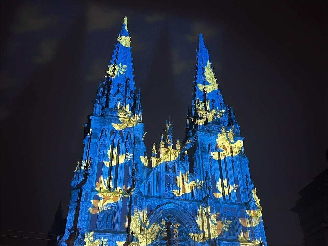 У Києві костел святого Миколая, вокзал і "Батьківщина-мати" засяяли кольорами українського прапора. Фоторепортаж