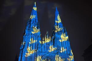 У Києві костел святого Миколая, вокзал і "Батьківщина-мати" засяяли кольорами українського прапора. Фоторепортаж