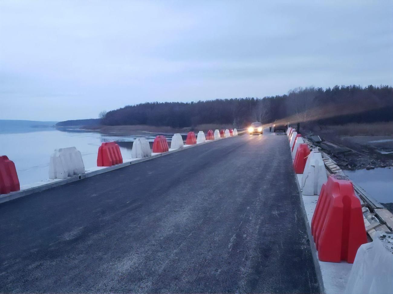 Через мост на Печенежском водохранилище уже восстановили движение транспорта