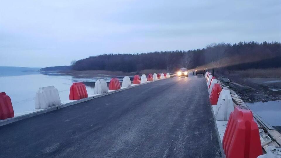 Через мост на Печенежском водохранилище уже восстановили движение транспорта
