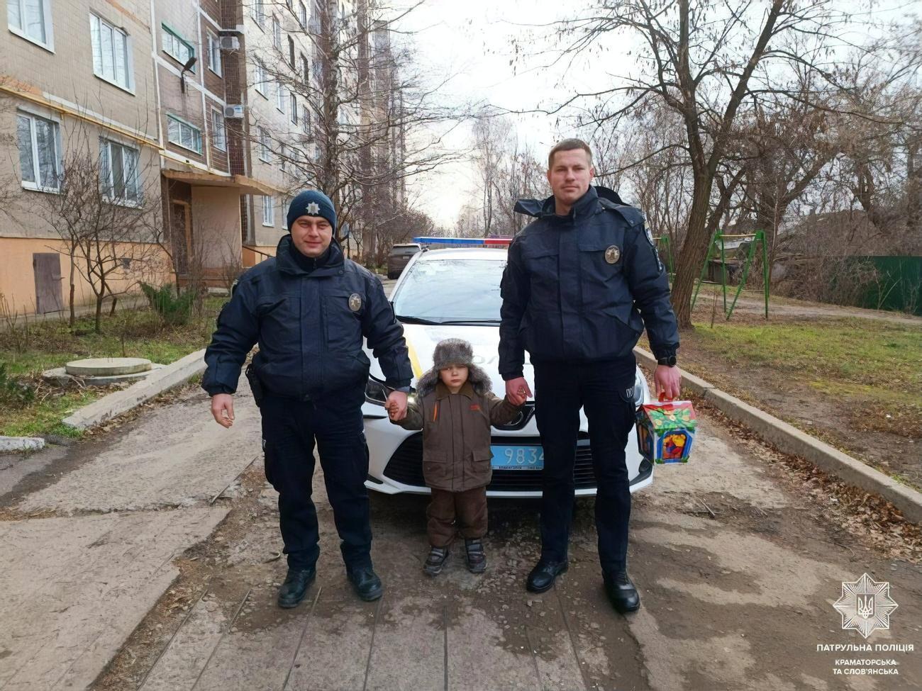 Полицейские показали ребенку свой автомобиль и оборудование