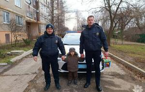 Поліцейські показали дитині свій автомобіль та спорядження