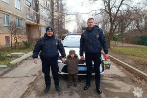 Поліцейські показали дитині свій автомобіль та спорядження