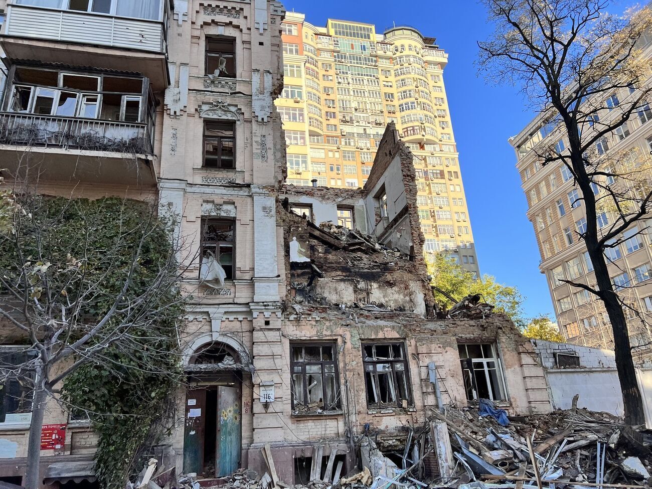 У зруйнованому дроном будинку, де зараз не живуть люди, раптово почалася пожежа