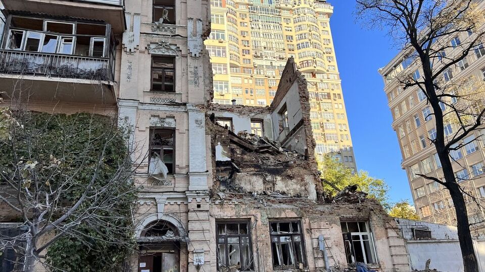 У зруйнованому дроном будинку, де зараз не живуть люди, раптово почалася пожежа