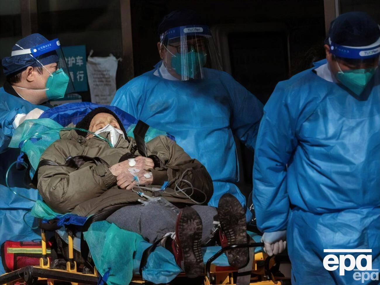 Большинство заболевших COVID-19 – пожилые люди, заявил врач из Пекина