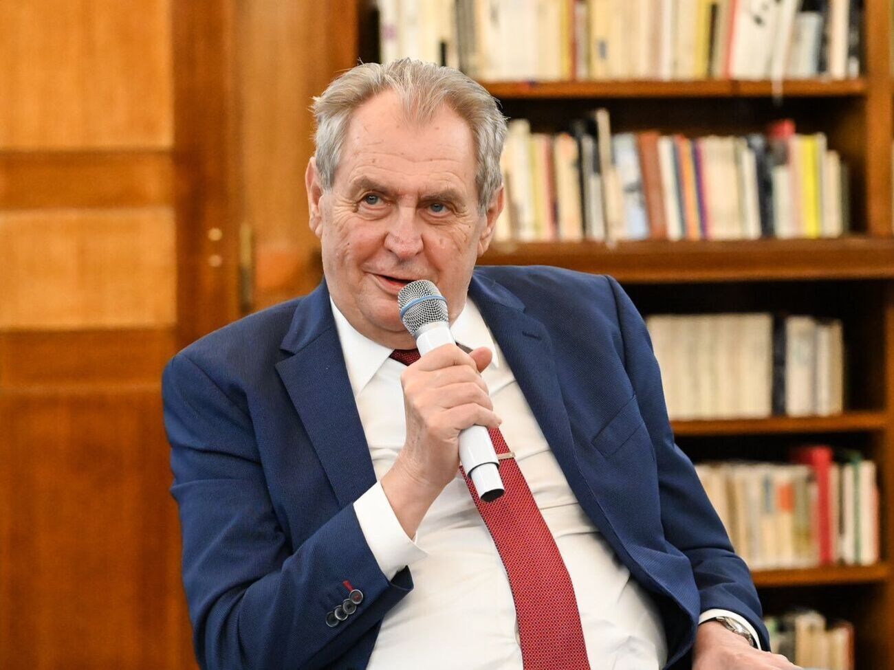 Земан уверен, что развязанная Путиным война угрожает всему миру