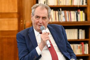 Земан уверен, что развязанная Путиным война угрожает всему миру